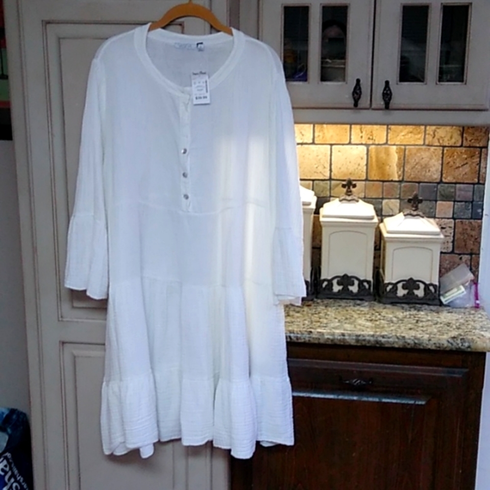 Ladies White Dress.            nwt